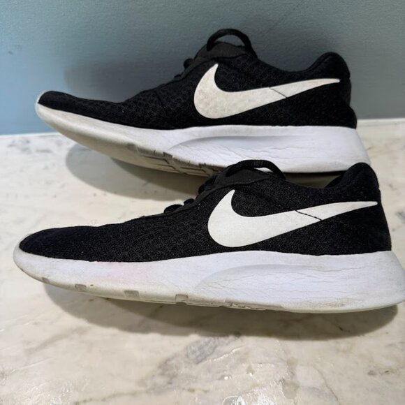 Nike Tanjun Black and White Running Shoe, Size 8 - Picture 2 of 6